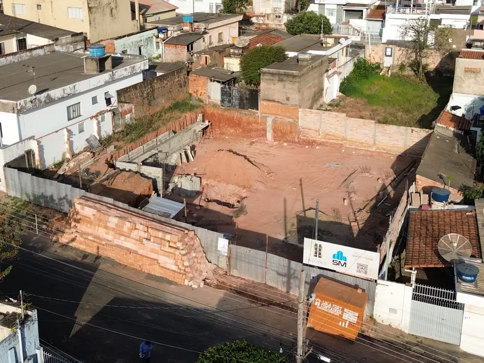 Vista aérea do canteiro em agosto de 2026