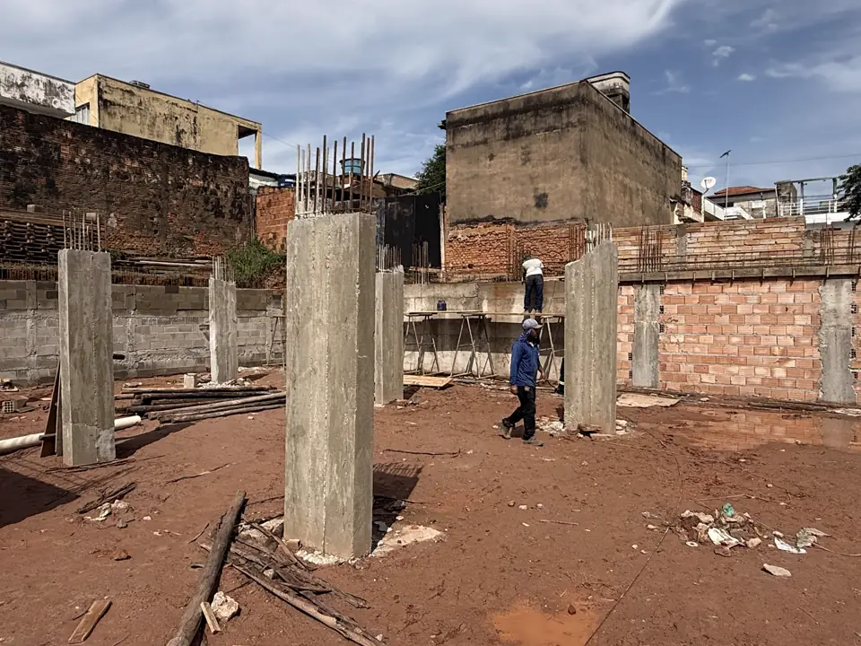 Pilares do subsolo concretados em outubro de 2026